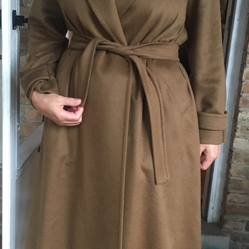 Max Mara 100% cashmere .Gently used no smoke pets